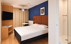 Ibis Lyon Est Bron